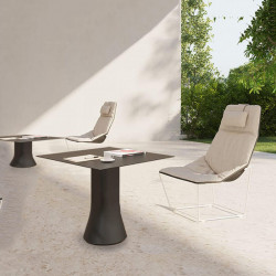 Cambio square outdoor design table by Viccarbe black color in a garden| Aiure