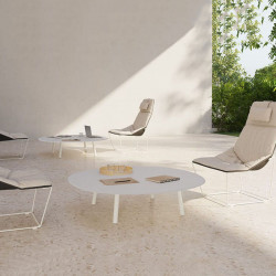 Mesa baja de diseño exterior Maarten de Viccarbe, color blanco en un jardín| Aiure