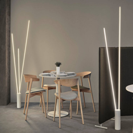 Vertical floor lamps with 2 and 3 bars in a coffee shop by Mantra | Aiure