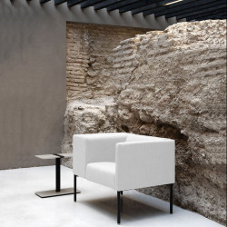 Design armchair Brix with wide armrest by Viccarbe - White on a black base in a hall| Aiure