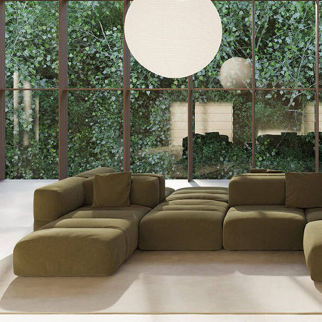 Diferentes combinaciones del sofá oliva de la colección Savina de Viccarbe en un espacio diáfano| Aiure