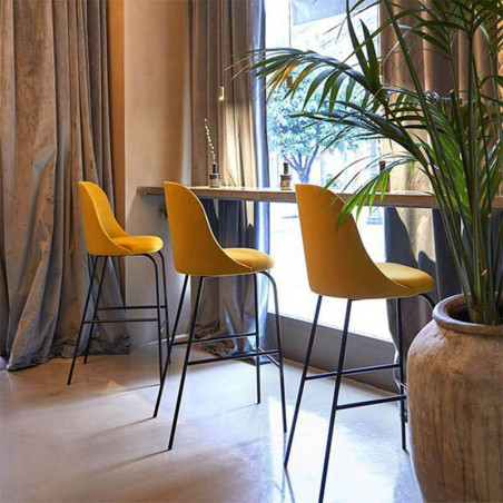 Aleta high bar stool by Viccarbe in mustard colour in a bar | Aiure