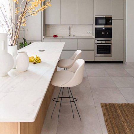 Design swivel bar stool Aleta by Viccarbe in off-white colour in a kitchen| Aiure
