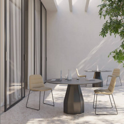 Burin circular outdoor table by Viccarbe black colour in a terrace| Aiure