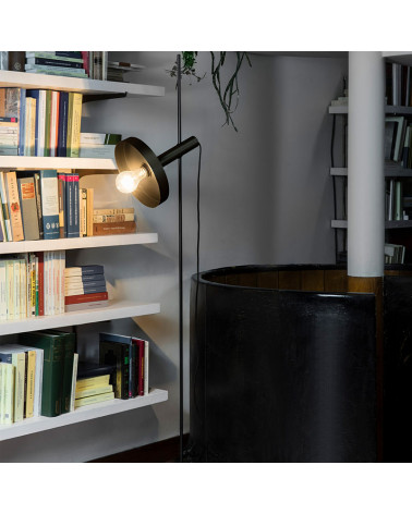 Whizz floor lamp in a reading room | Aiure