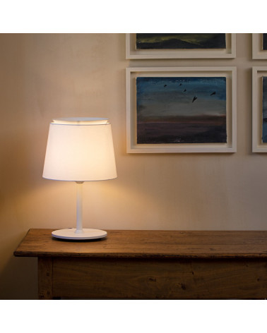 Savoy table lamp on a table | Aiure