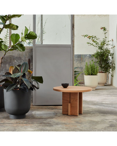 Bardi wooden coffee table in an inner courtyard | Aiure