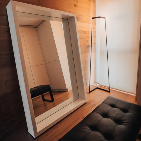 Elegant Minimal floor lamp by Mantra next to mirror | Aiure
