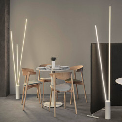 Vertical 2 and 3-light floor lamps by Mantra in a café | Aiure