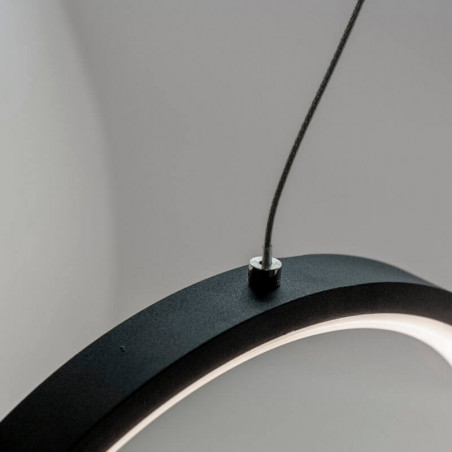 Detail of the cable of the black Kitesurf ceiling lamp by Mantra | Aiure