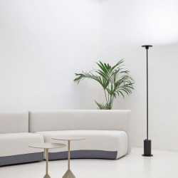 Black floor lamp Up by Arkoslight in a living room | Aiure