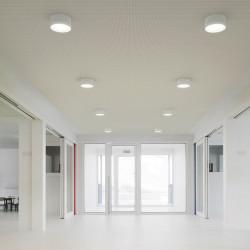 Arkoslight Stram Surface white installed in an office hall | Aiure