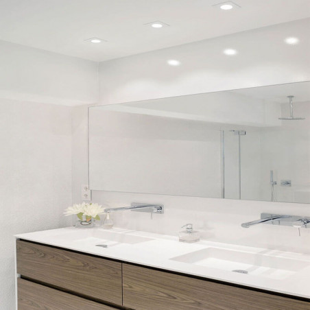 Several Arkoslight Bath Square downlights switched on over a mirror | Aiure