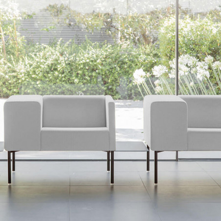 Design armchair Brix with wide armrest by Viccarbe - White on a black base in a hall| Aiure