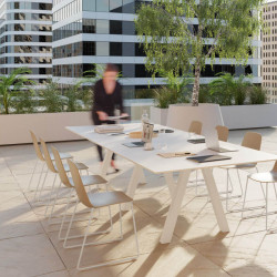 Mesa de diseño exterior cuadrada Trestle de Viccarbe - color blanco en una terraza| Aiure