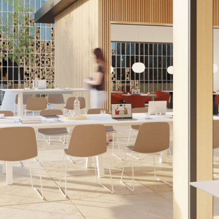 Mesa de diseño exterior cuadrada Trestle de Viccarbe - color blanco en una terraza| Aiure