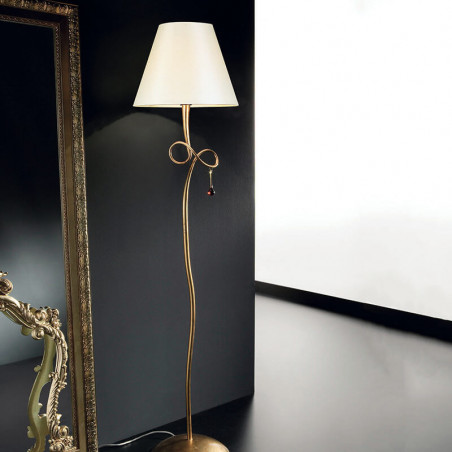 Lámpara de pie Paola de Mantra acabado oro en un salón | Aiure