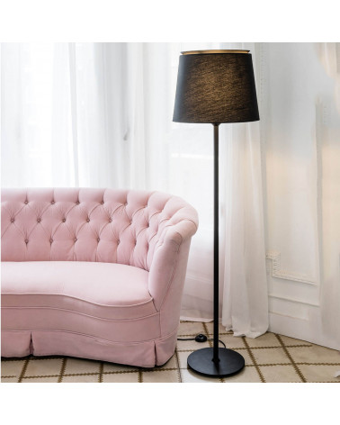 Lámpara de pie de salón Savoy negra en un salón | Aiure