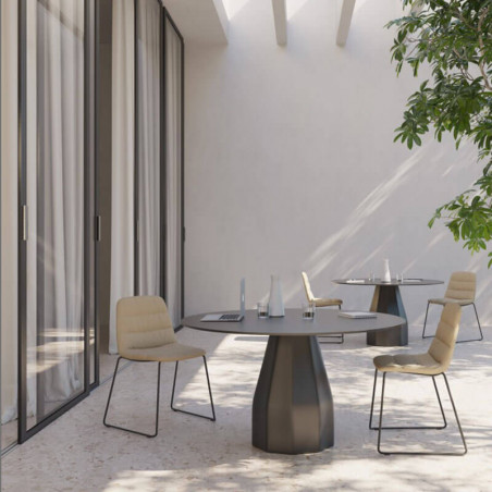 Mesa de diseño circular Burin de Viccarbe color negro en una terraza| Aiure