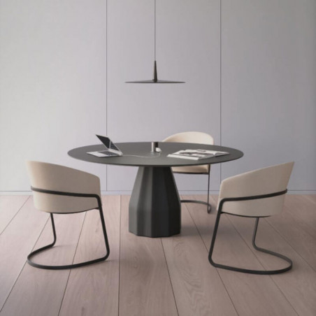 Mesa de diseño circular Burin de Viccarbe color negro en un salón| Aiure