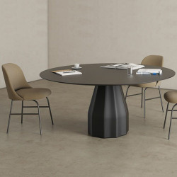Mesa de diseño circular Burin de Viccarbe color negro en una sala| Aiure