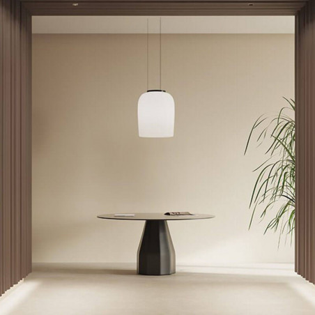 Mesa de diseño circular Burin de Viccarbe color negro en un pasillo| Aiure