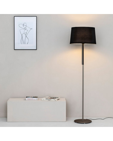 Lámpara de pie de salón Volta color negro en un salón | Aiure