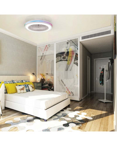 Ventilador de techo LED RGB regulable en una habitación | Aiure