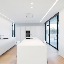 Sistema de iluminación longitudinal downlight LED Fifty HO Trimless instalado en el techo de una cocina. Arkoslight | Aiure