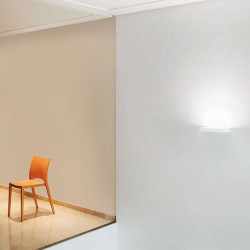 Aplique LED Rec de pared en sala con silla. Arkoslight | Aiure