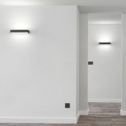 Dos apliques LED Rec Double instalados en pared. Arkoslight | Aiure