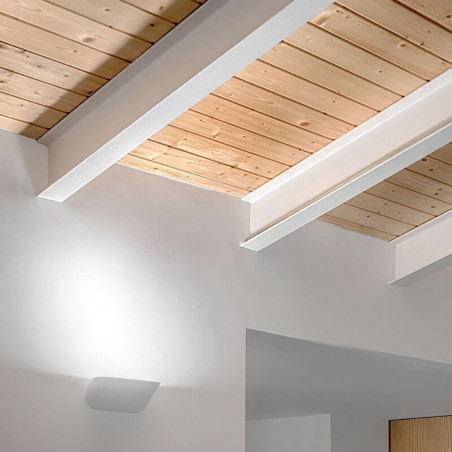 Primer plano del aplique Lip de Arkoslight en una pared y techo de madera | Aiure