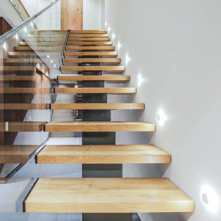 Apliques de pared Alfa en escaleras de madera. Serie Led Wall lights de Arkoslight | Aiure