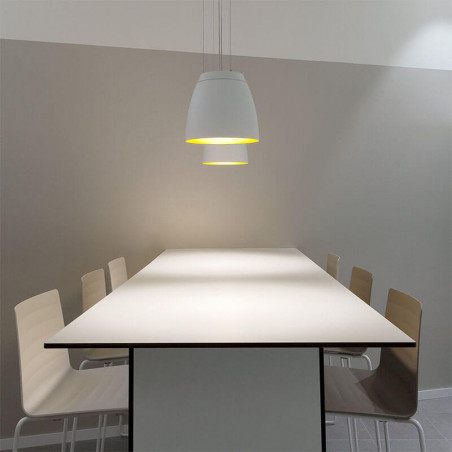 Lámpara de techo colgante Salt blanca y dorada y mesa de trabajo en oficina. Arkoslight | Aiure