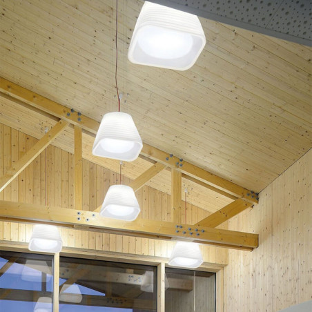 Lámpara LED blanca en el techo de un recibidor. Serie Brigit de Arkoslight | Aiure