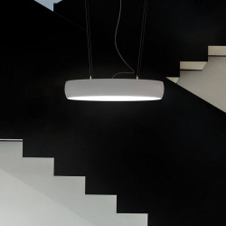 Lámpara de techo blanca instalada en tramo de escaleras. Serie Drum Suspension de Arkoslight | Aiure