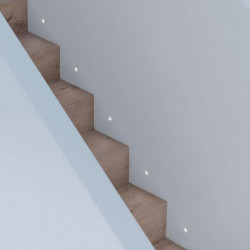 Step XS de Arkoslight  a lo largo de una escalera iluminadas | Aiure