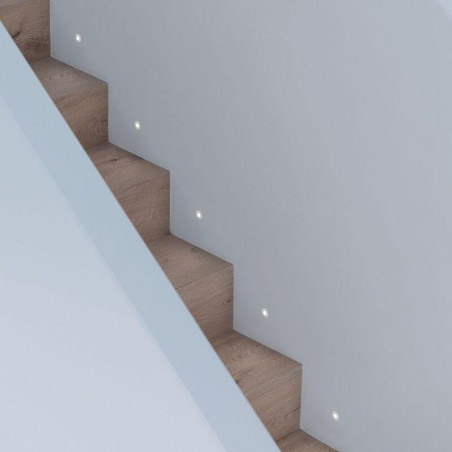 Step XS de Arkoslight  a lo largo de una escalera iluminadas | Aiure