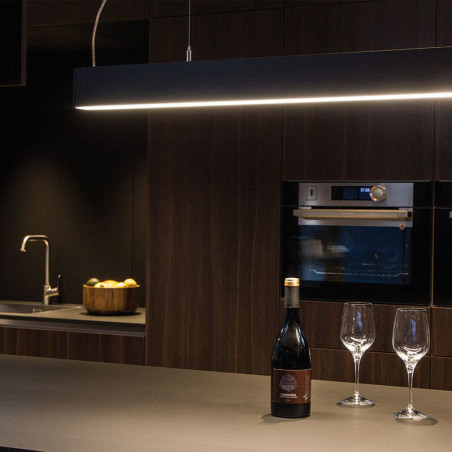 Lámpara colgante LED instalada en el techo sobre la isla de una cocina. Serie Fifty Suspension de Arkoslight | Aiure