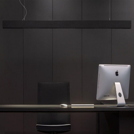 Lámpara colgante lineal Black Foster Suspension negra en oficina. Arkoslight | Aiure