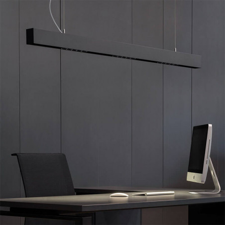 Lámpara colgante lineal Black Foster Suspension negra en escritorio de oficina. Arkoslight | Aiure