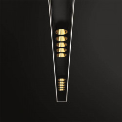 Primer plano de la lámpara negra y dorada Black Foster Suspension de Arkoslight | Aiure