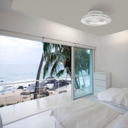 Ventilador Blanco Alisio de Mantra instalado en habitación | AiureDeco