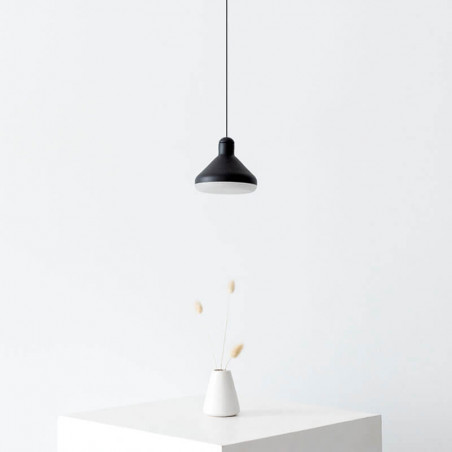 Lámpara colgante negra sobre mesa con flor Antares de Mantra | Aiure