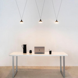 Lámpara de techo colgante con 3 luces y altura regulable en mesa de estudio Antares de Mantra | Aiure