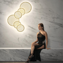 Plafón aplique dorado Collage 40W de Mantra sobre pared de mármol | Aiure