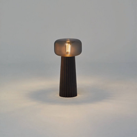 Lámpara de sobremesa negra encendida. Colección Faro de Mantra | Aiure