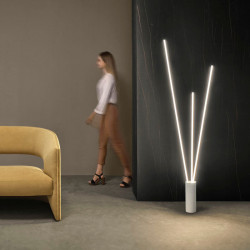 Lámpara Vertical de Mantra 3 luces en un salón | Aiure