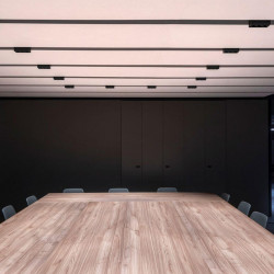 Plafones Black Foster Surface de Arkoslight instalados en sala de reuniones | Aiure
