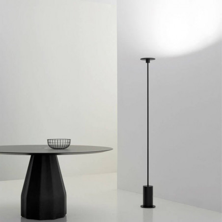 Lámpara de pie negra Up de Arkoslight en interior con una mesa | Aiure
